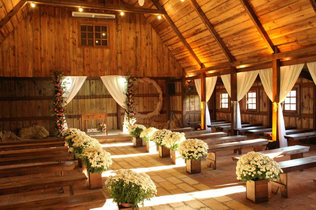 En vacker bröllopslokal – en bröllopspyntad lada.