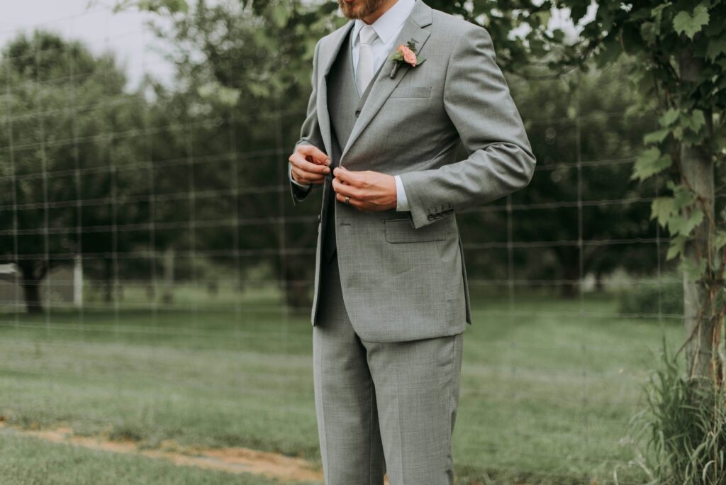 Välklädd manlig bröllopsgäst klädd enligt klädkoden kavaj.